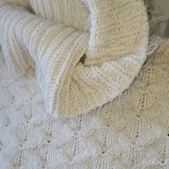 Beautiful, cream & bulky cowl Sweater - Picture 2 of 7